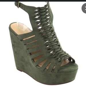 City Classified Olive Green Suede Wedges! Size 7 Cute Stylish Comfortable!